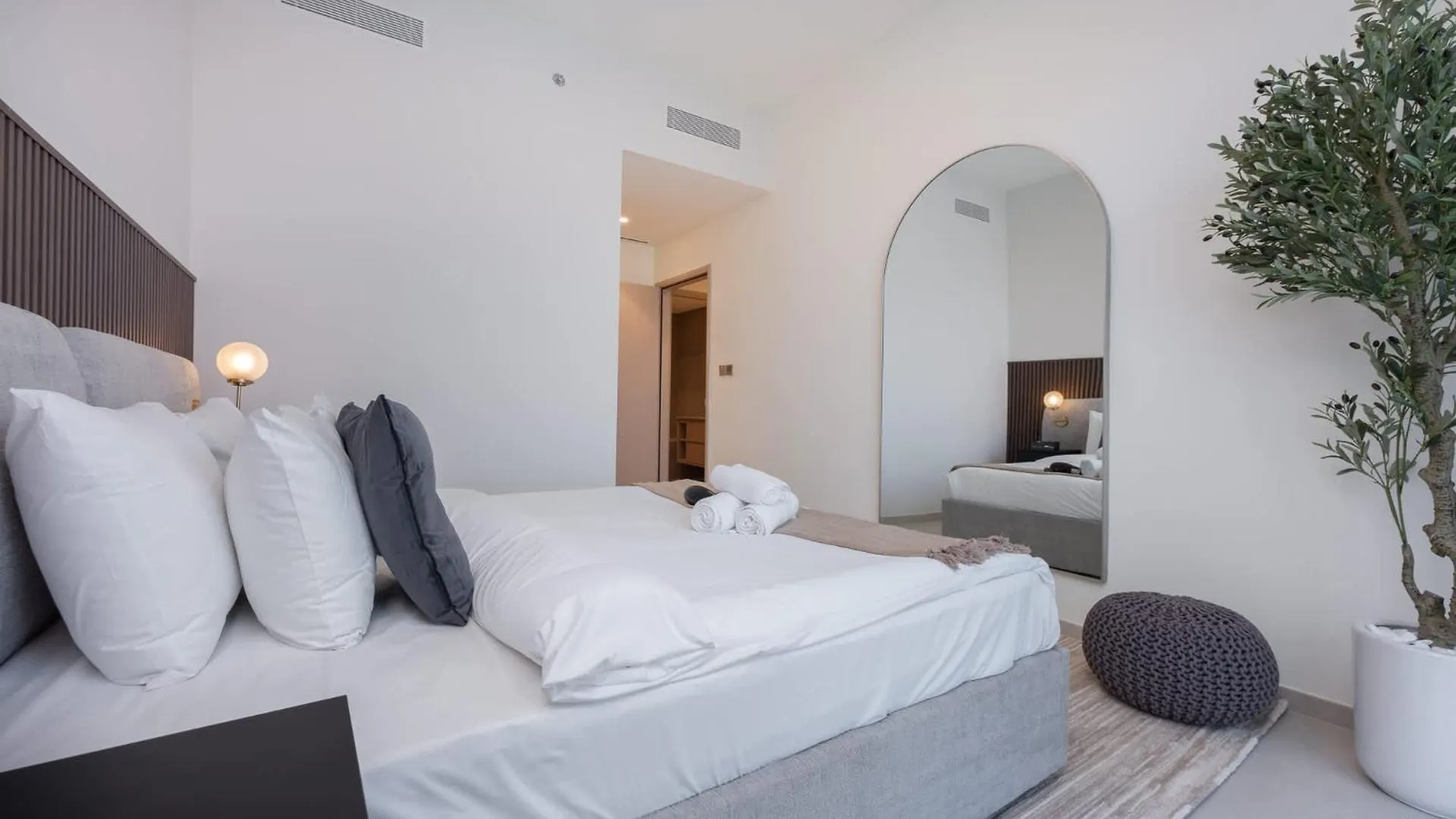 Апартаменты Sleeps 6 In Grande, Downtown With Burj Khalifa Views Дубай